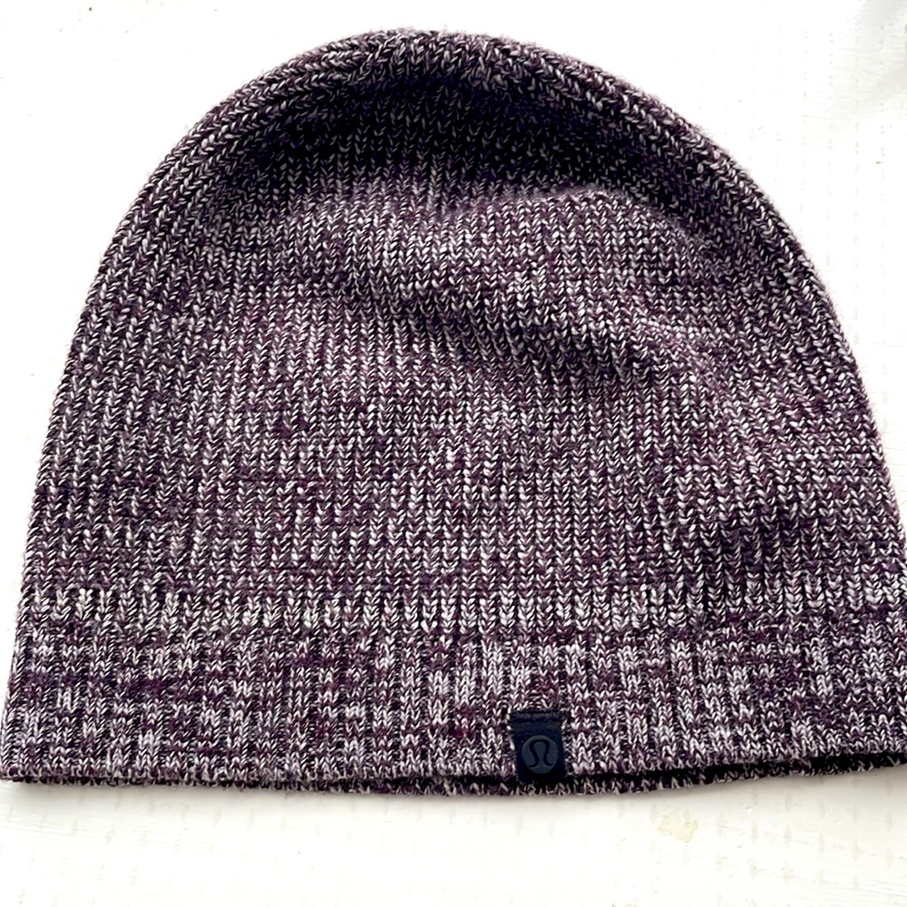 LULULEMON wool hat. Burgundy. Like new. 100% merino wool. OS.